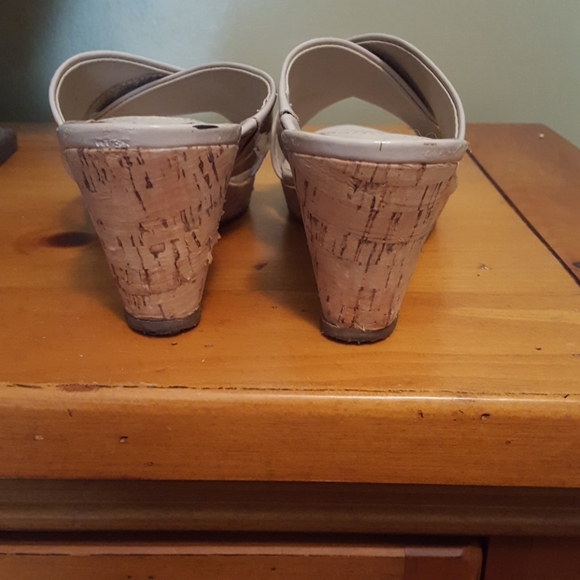 Tan/beige patent leather wedge sandal 9M - Picture 3 of 6